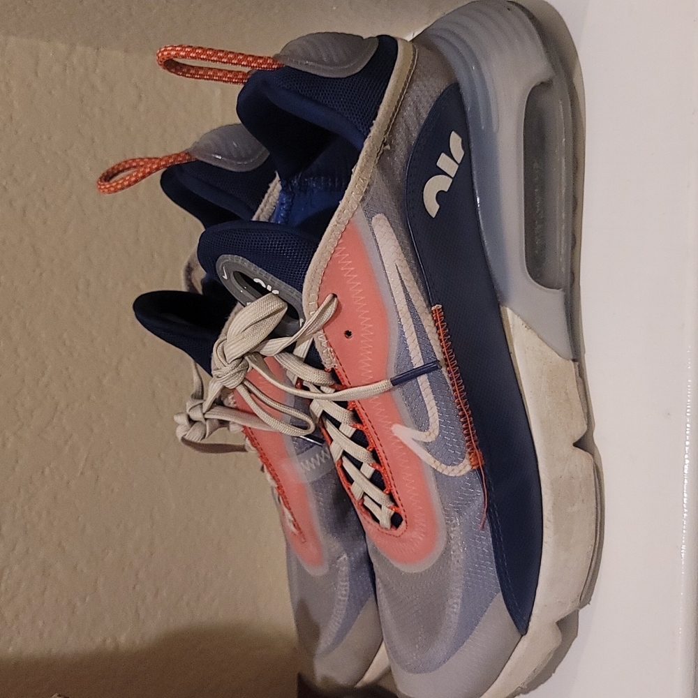 NIKE mens shoe